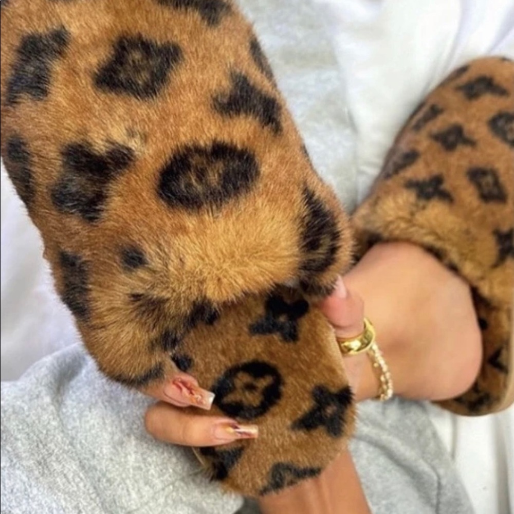 Inspired fluffy slides brown